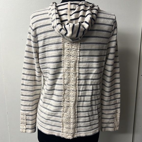 Sweet open front cardigan in blue and cream color reversed fabric. - Picture 4 of 6